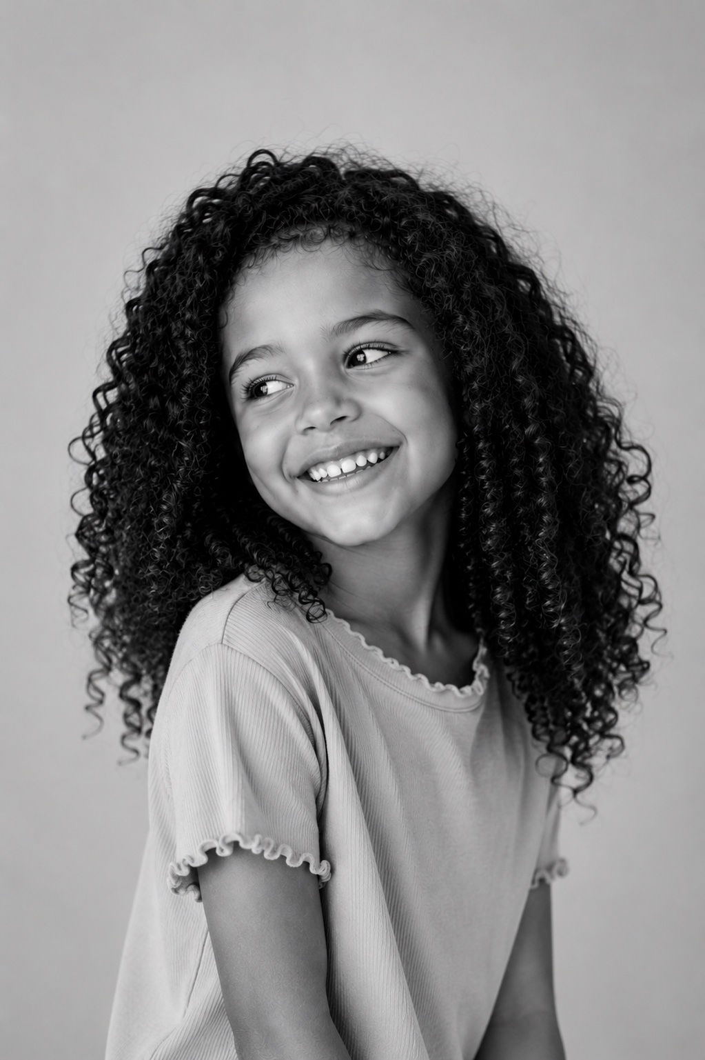 Lächelndes Mädchen mit langen Locken